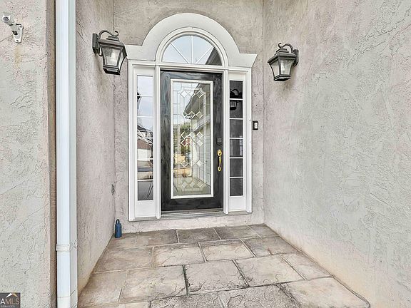 4th image of 207 Prestwick Way N