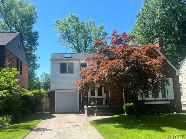 24 Colonial Dr, Amherst, NY 14226