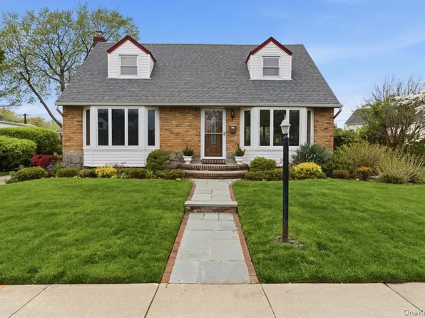 34 Park Circle W, New Hyde Park, NY 11040