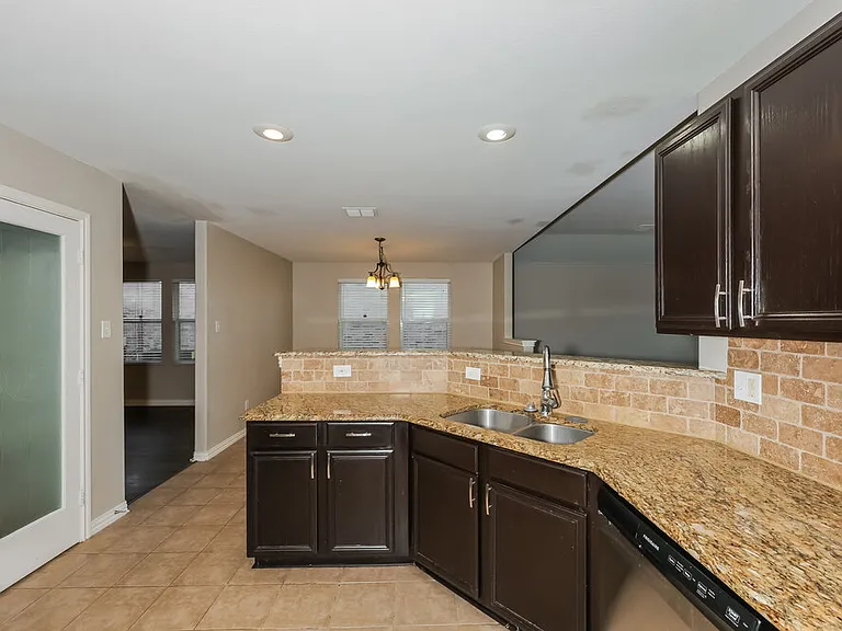 573 Creekbend St — Photo 8