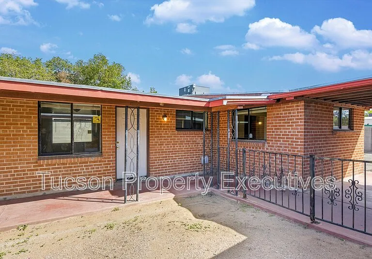 1662 N Beverly Ave — Photo 21