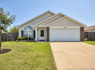700 NE Fenway Ave, Bartlesville, OK 74006