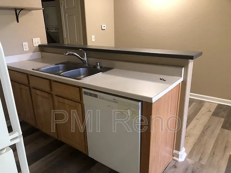 453 Roberts St #B — Photo 5