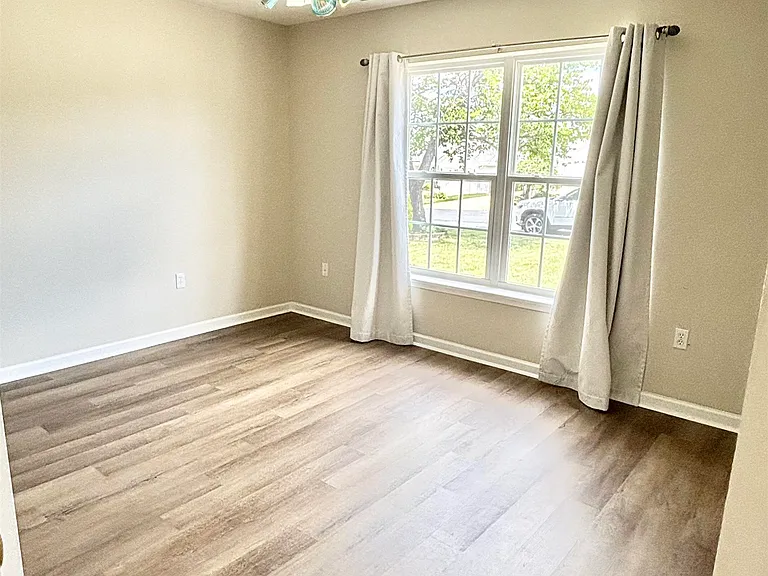 2400 Monroe St — Photo 10