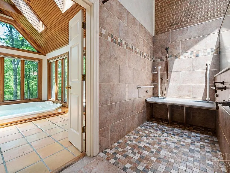 7883 Chestershire Dr — Photo 18