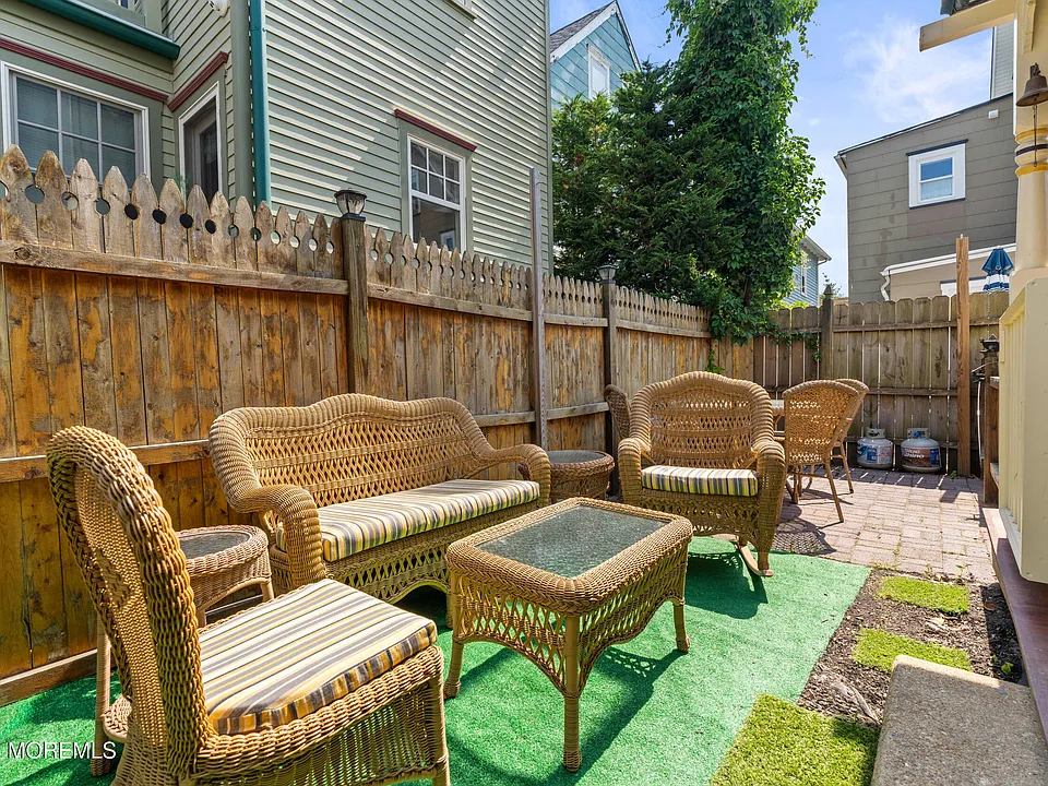 75 Webb Ave #UPPER -WEEKLY