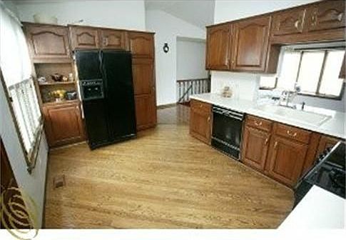 3rd image of 36526 Northfield Ave