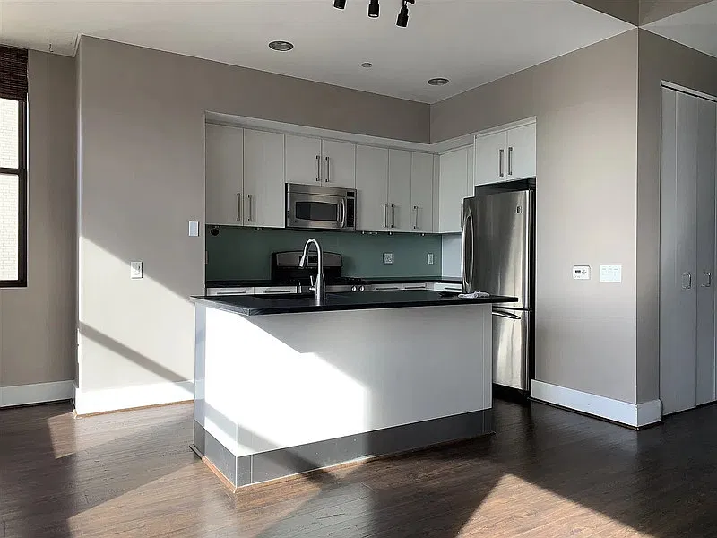 1 bed, 1.0 bath, 872 sqft, $1,900 — Photo 2