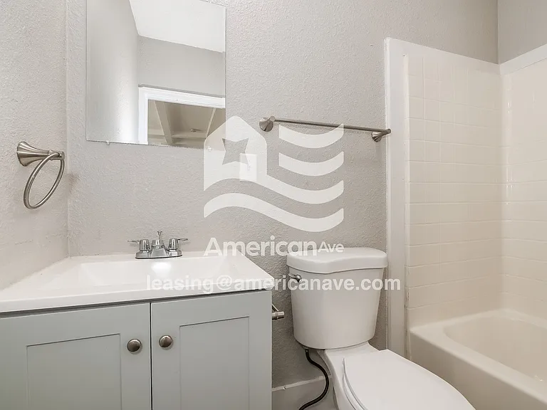 620949_013_wm_-_bathroom_13184000.jpg