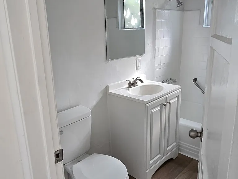 1215 S Fairfax 1 Bedroom Bathroom