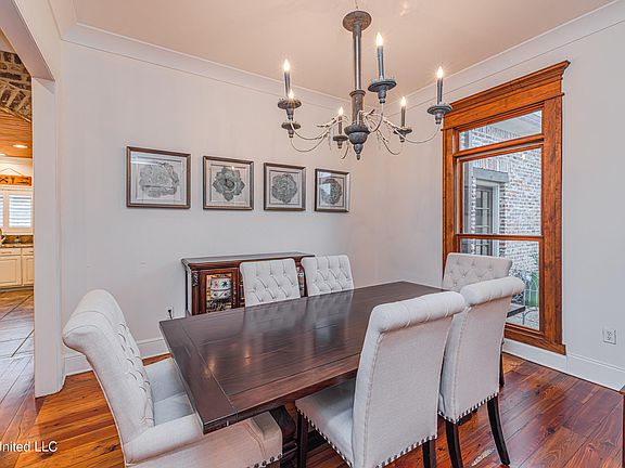 4th image of 100 Woodbury Park Pl