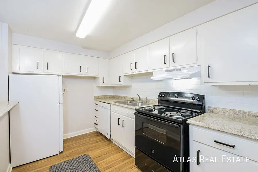 4993 N King St #201