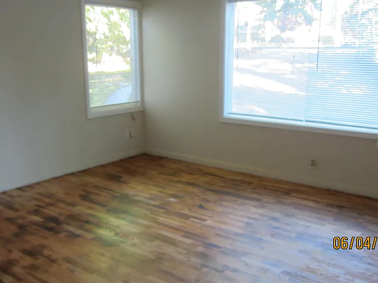 11851 E Burnside St — Photo 47