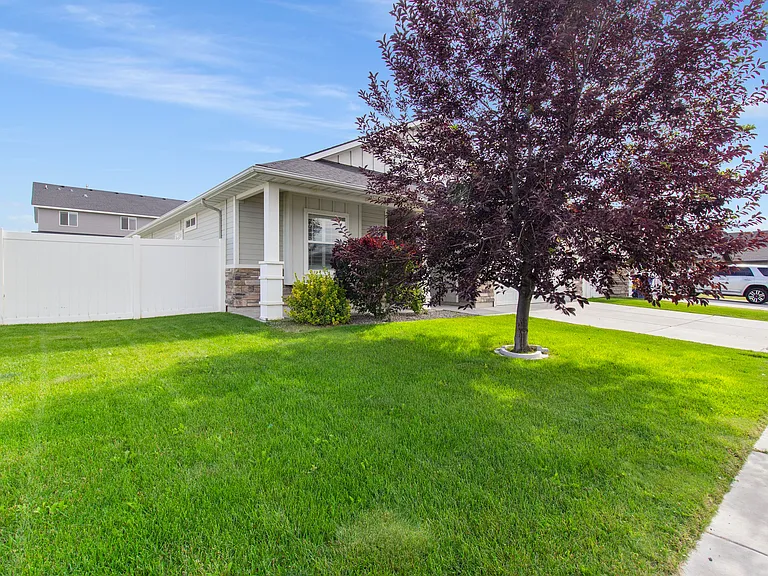 1015 White Birch Ave — Photo 3