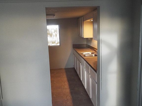 foyer view to kitchen