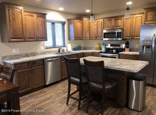 3256 Shamrock Loop, Dickinson, ND 58601