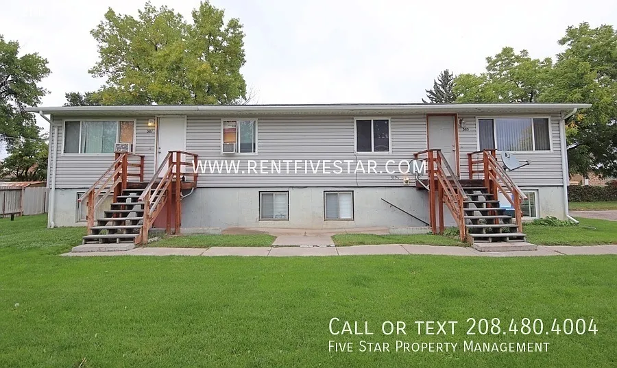 Comfortable Upstairs 2 Bedroom Apartment with Private Deck! — Photo 2