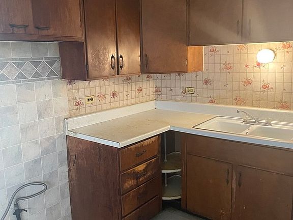 3rd image of 13110 S Saint Lawrence Ave