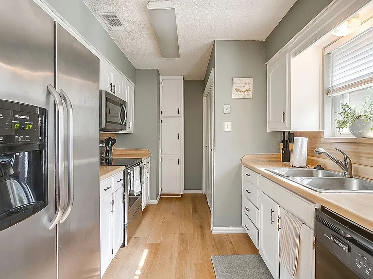 517 Post Oak Ln — Photo 5