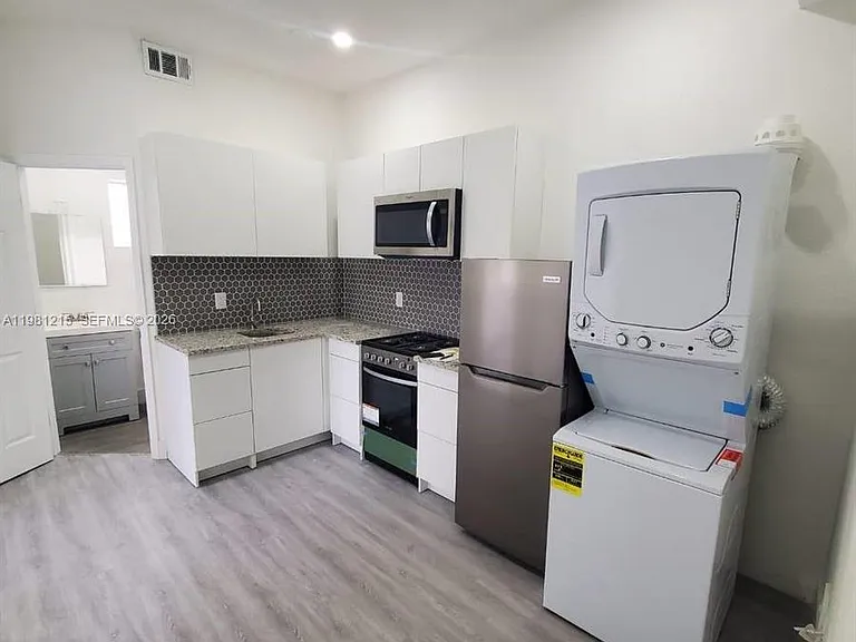 734 SW 4th St #6 — Photo 5