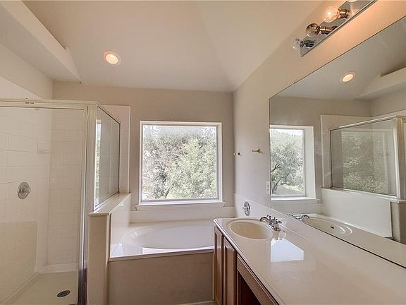 5th image of 1902 Oak Hollow Dr