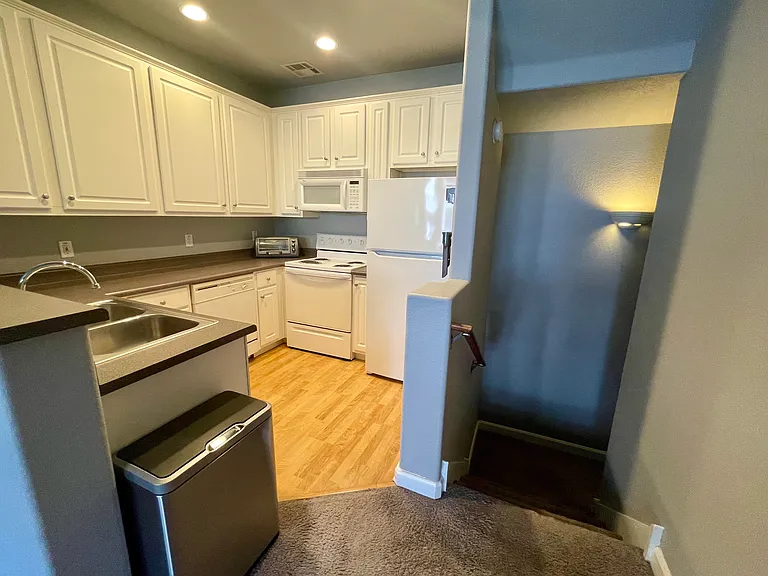 Kitchen (2nd floor)