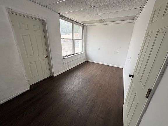 3rd image of 943 1/2 E Park Ave