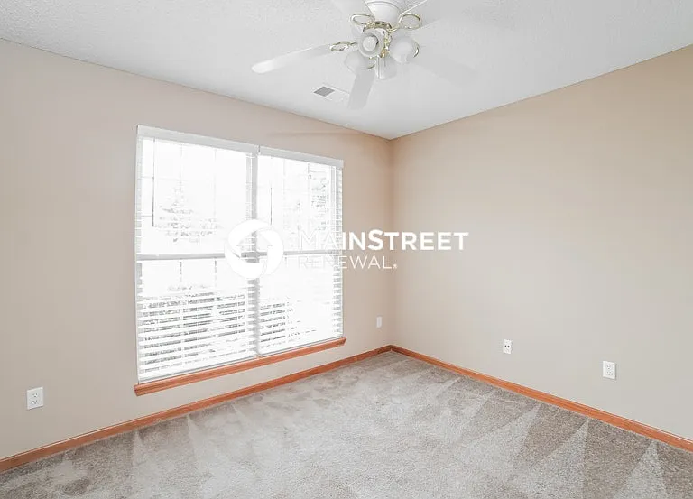 715 Country Ln — Photo 10
