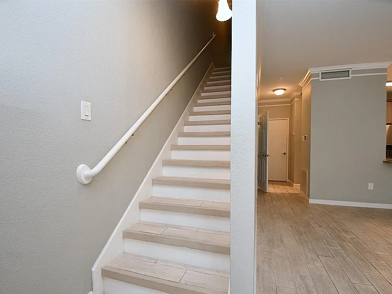 382 Wilcrest Dr — Photo 12