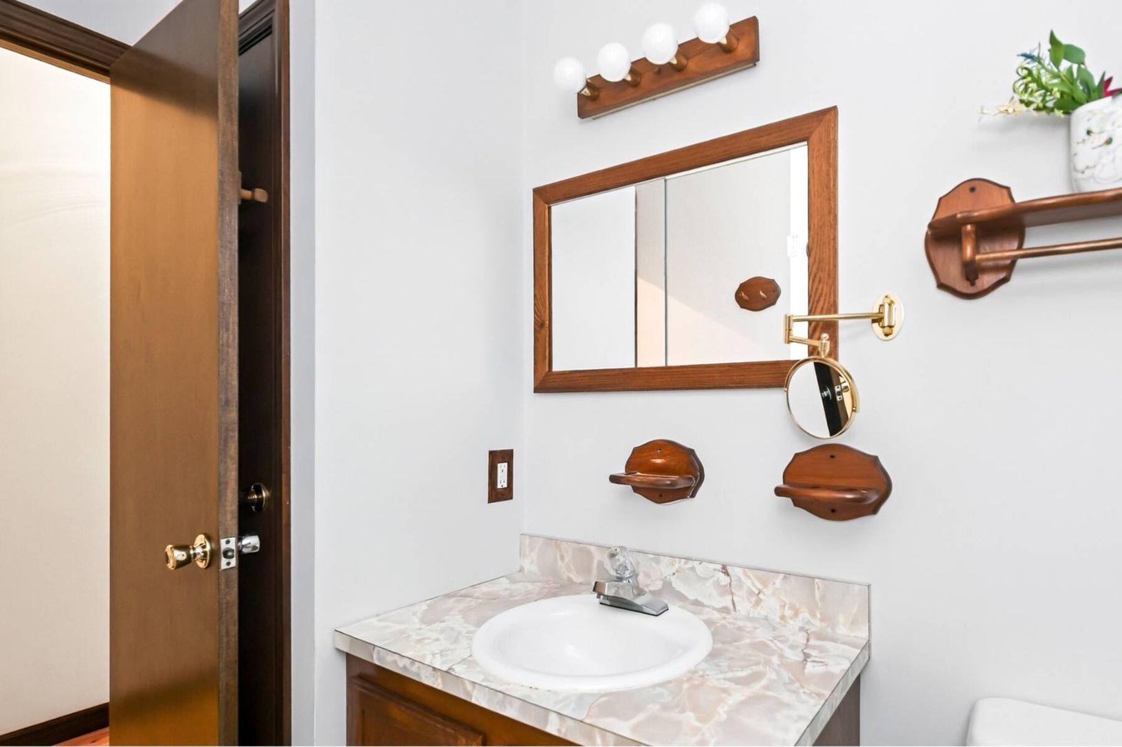  Full bath serving both guest bedrooms