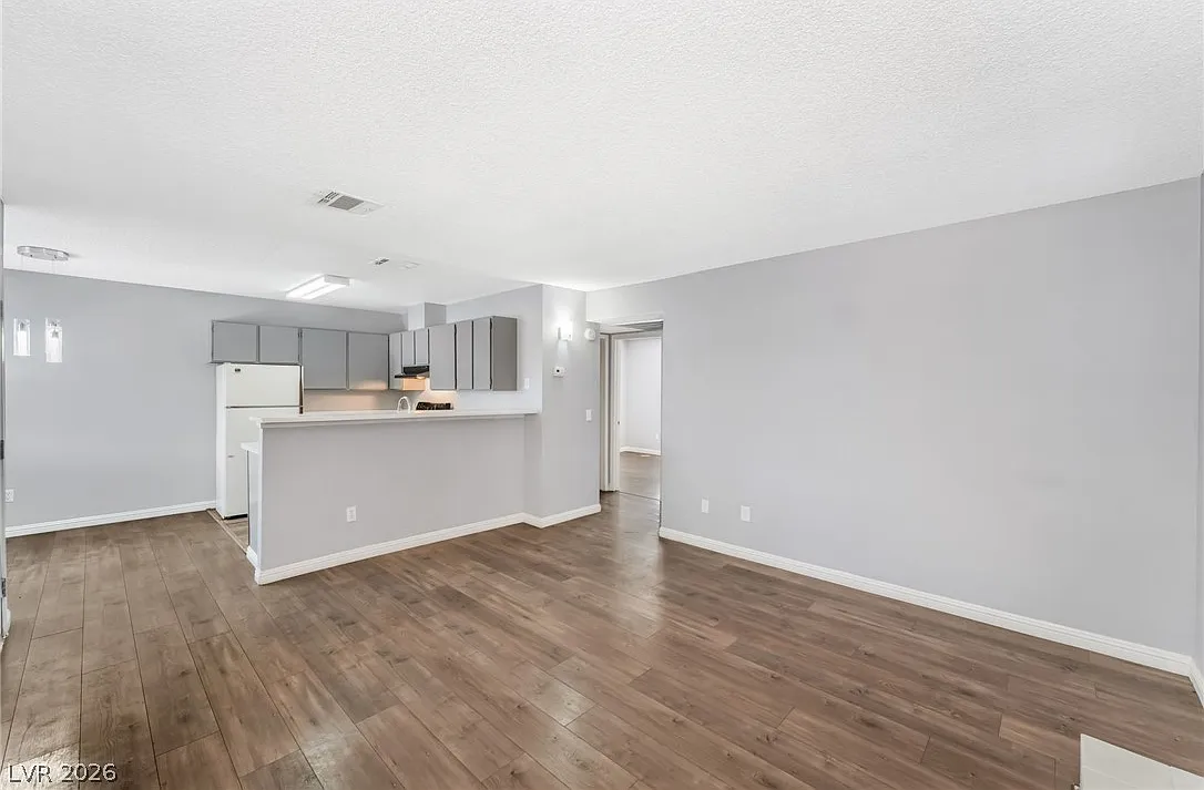 2 bed, 1.0 bath, 3112 sqft, $950 — Photo 4