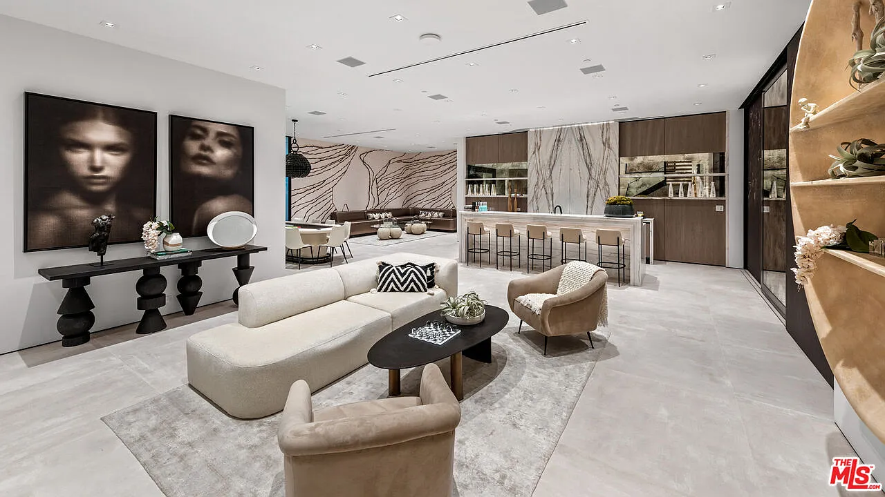 7 bed, 10.0 bath, 14000 sqft, $95,000 — Photo 3