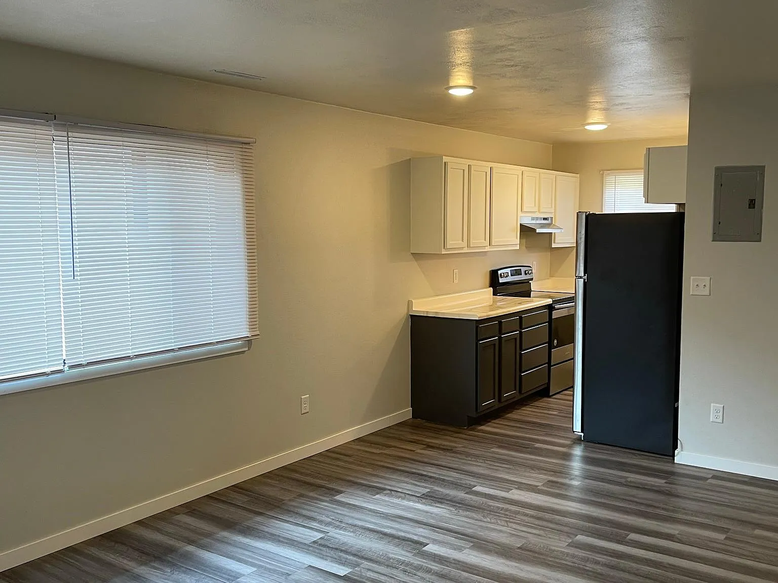 3 bed, $1,880 — Photo 2