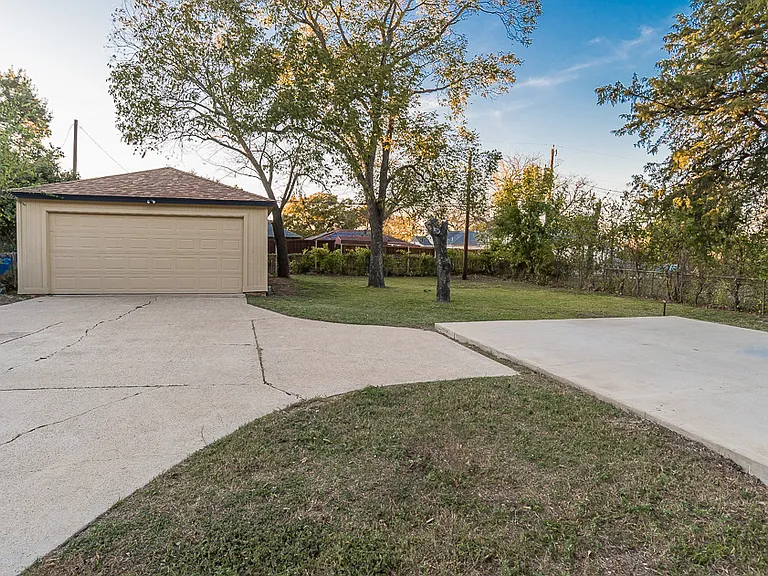 1835 Cedar Crest Blvd — Photo 28