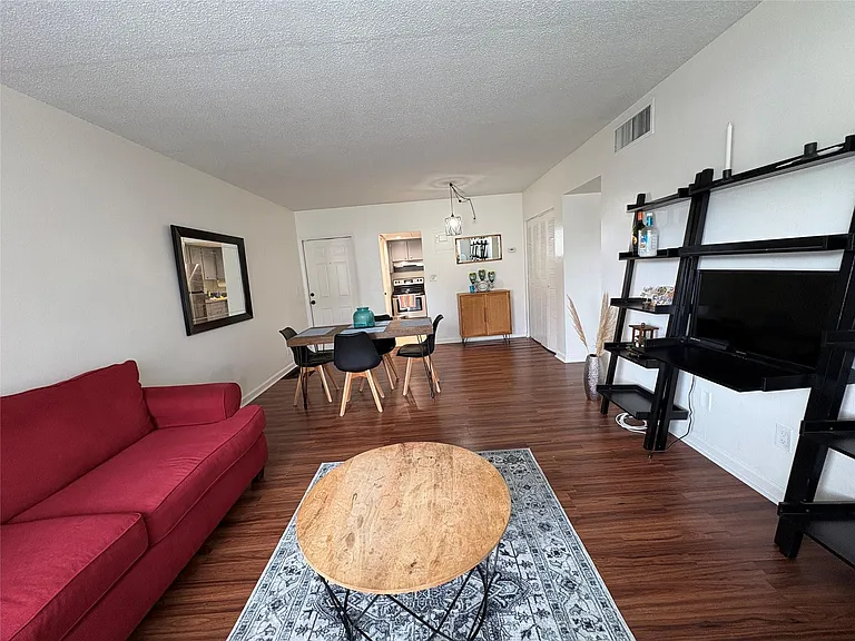 101 SE 6th Ave #2 — Photo 4
