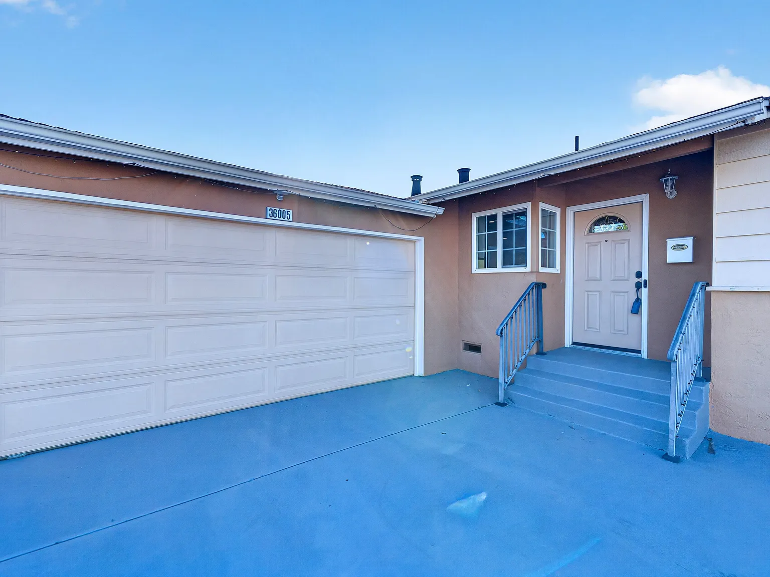 3 bed, 1100 sqft, $3,999 — Photo 2