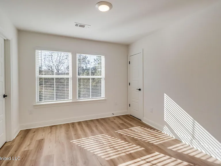986 Waterford Ln — Photo 12