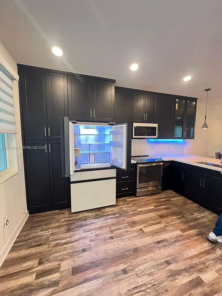 3 bed, 2.5 bath, 1322 sqft, $4,050 — Photo 4