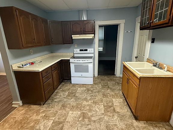 5th image of 832 N Main St