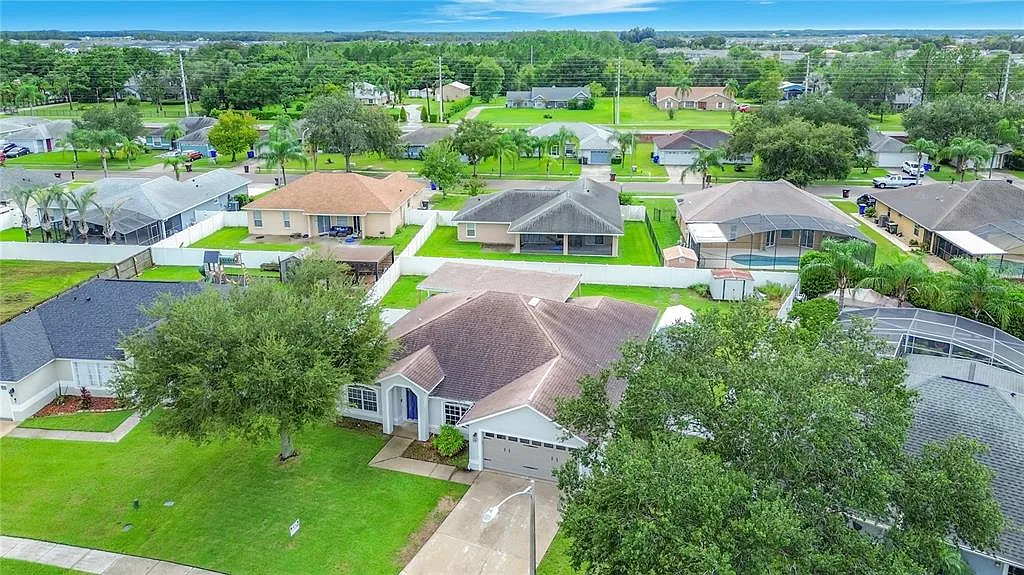 5 bed, 2.0 bath, 2092 sqft, $2,700 — Photo 2