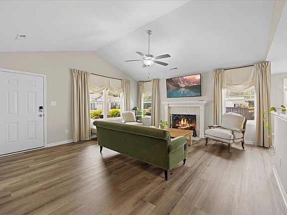 4th image of 92 Apple Grove Ln