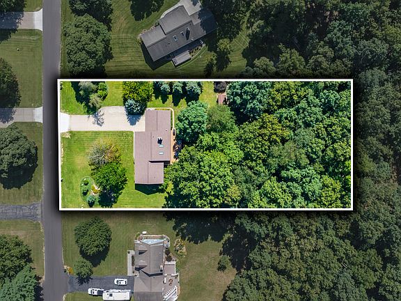3rd image of 48884 Hickory Ln