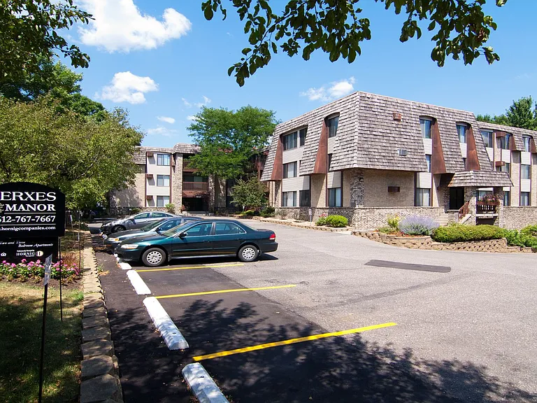 Xerxes Manor Apartments — Photo 24