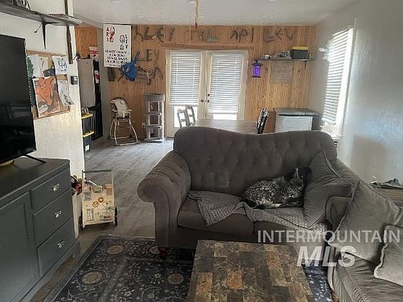 2nd image of 931 W 3rd St