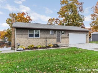 7492 Hallridge Dr NE, Belding, MI