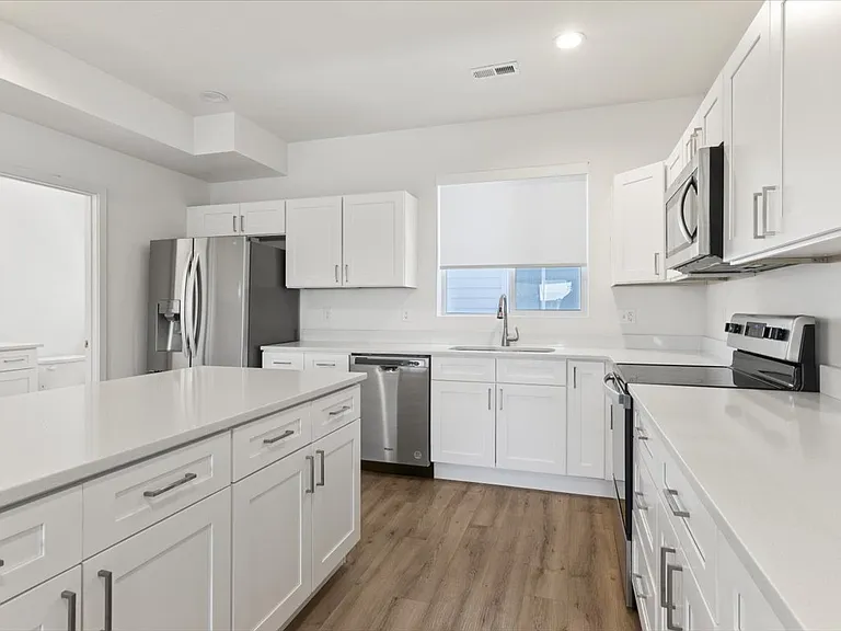 238 W Paramount Ave — Photo 17