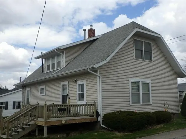 516 E 3rd St, Vinton, IA 52349