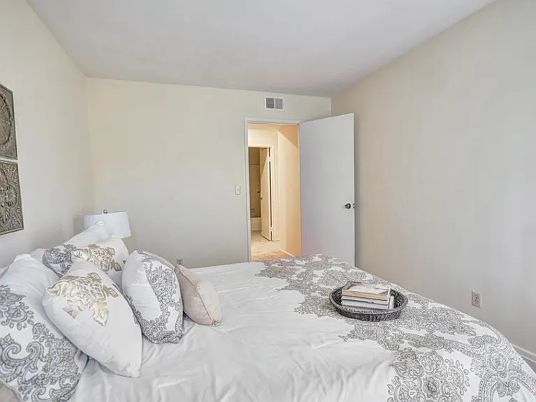 1522 Cedarmont St — Photo 7