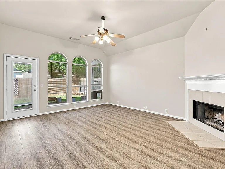 2812 Thorncreek Ln — Photo 3