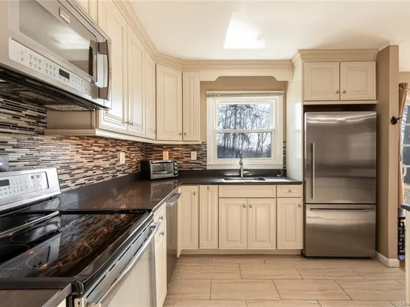 2 Lakeview Dr, Mahopac, NY 10541